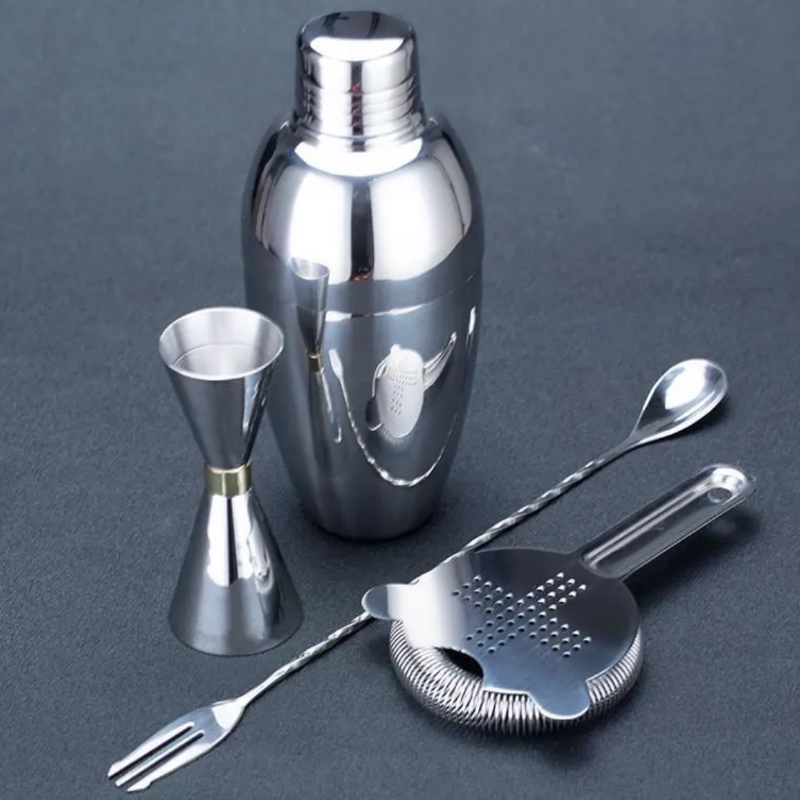 cocktails with cocktail shaker