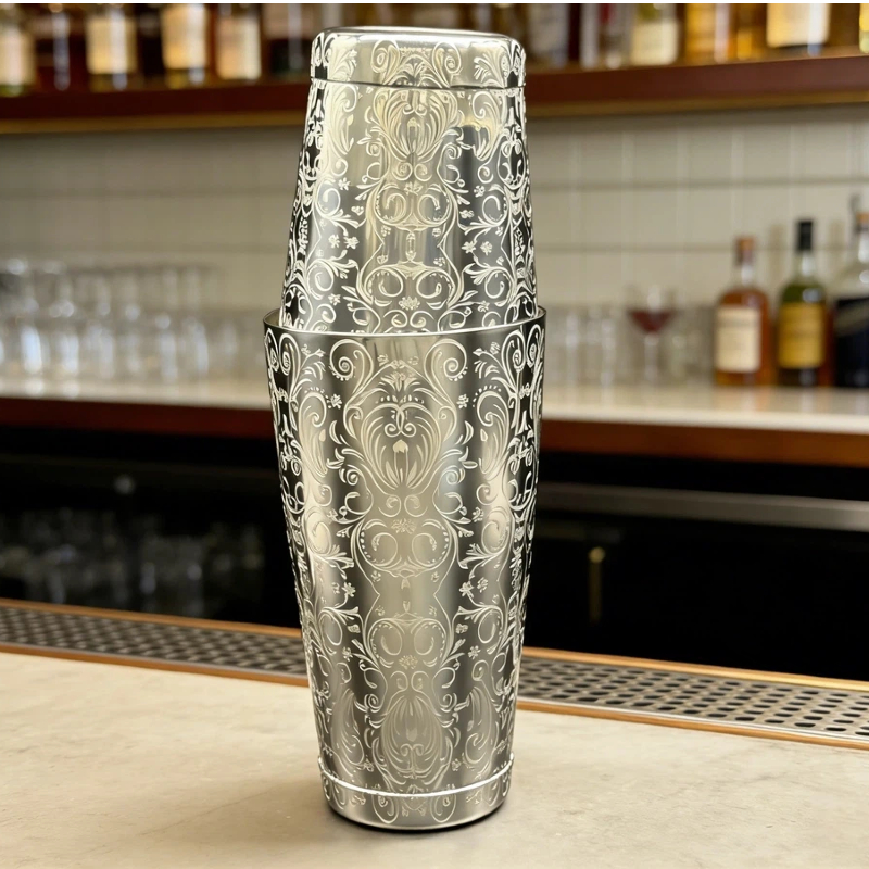 Retro etched European-style Boston cocktail shaker | Silver