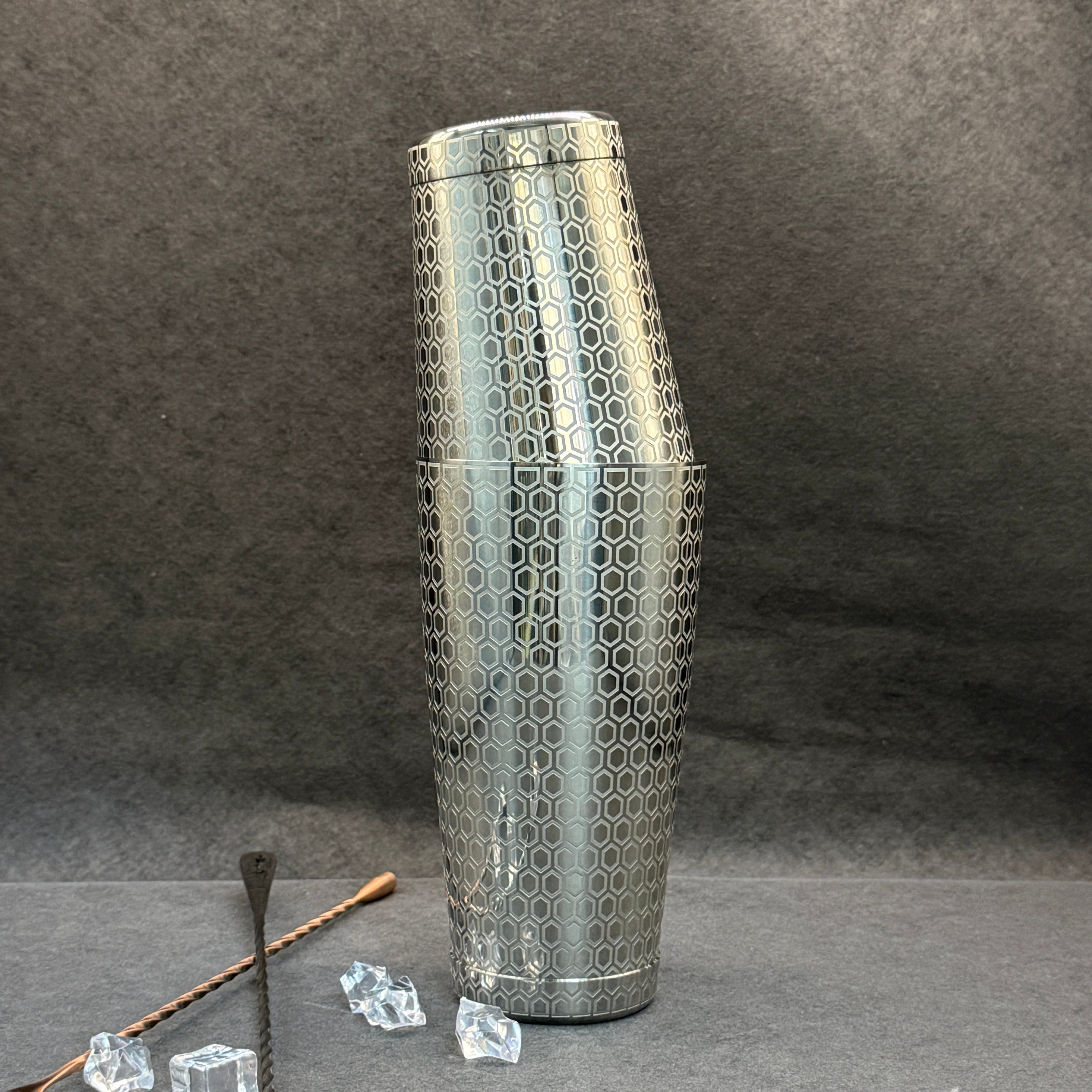 Coarse-line honeycomb pattern Boston shaker | Silver