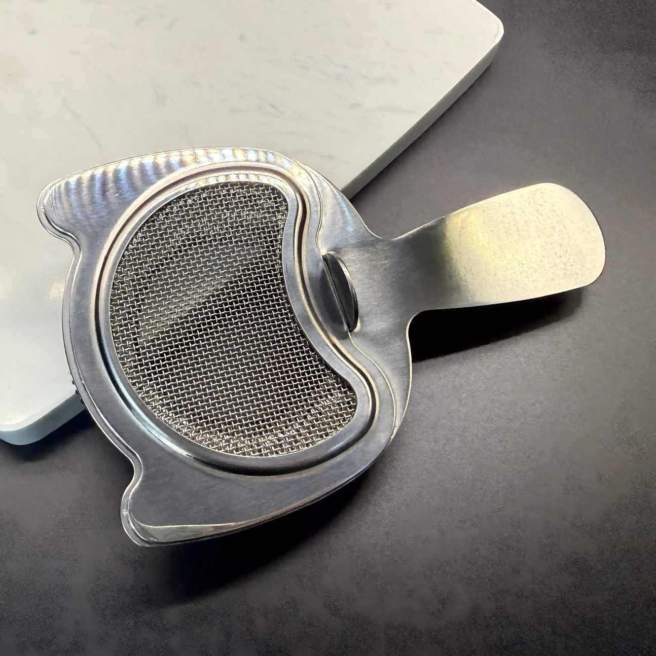 fine mesh cocktail strainer, stainless steel bar strainer with fine screen, professional bartender ice strainer, fine mesh drink sieve for cocktails, fine pulp strainer for mixed drinks